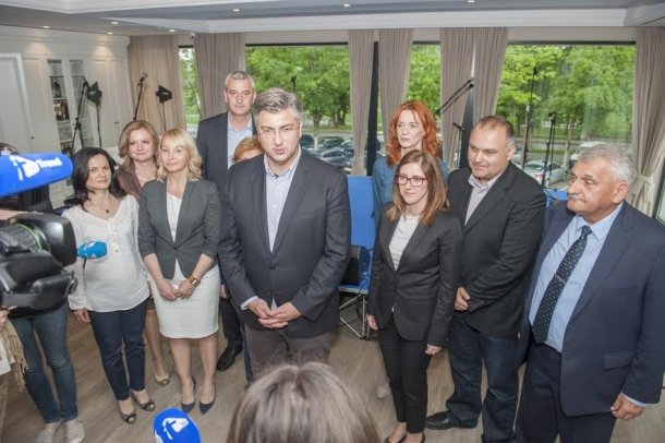 Premijer i predsjednik HDZ-a Andrej Plenković posjetio Karlovac gdje je podržao HDZ-ove kandidate