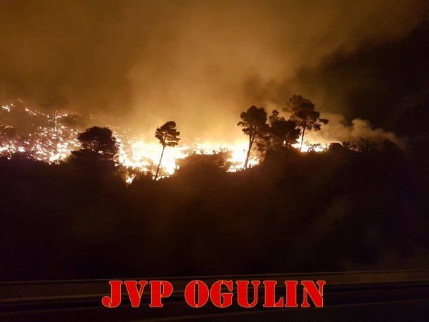 Požar u Splitu gasili hrabri vatrogasci JVP Ogulin i DVD-a Josipdol